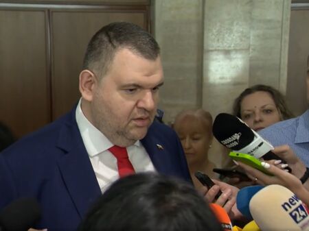 Делян Пеевски обяви противниците си за „ДПС-17“