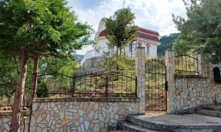 Продава се имот в центъра на село с църква в него като бонус