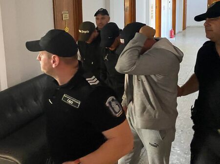 Ето ги тримата наркобарони от Свети Влас - Иво, Петър и Иван, водят ги оковани с белезници в съда
