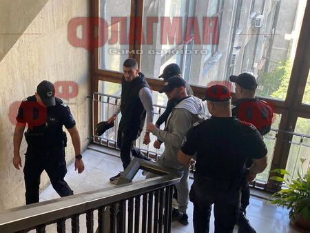 Дилърите от Свети Влас искат домашен арест - мама щяла да ги контролира да се поправят