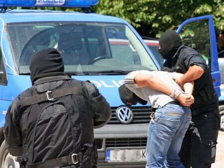 Екшън в Приморско! Дрогиран бяга с тротитенка от ченгета, крие фалшиви 5 К евро