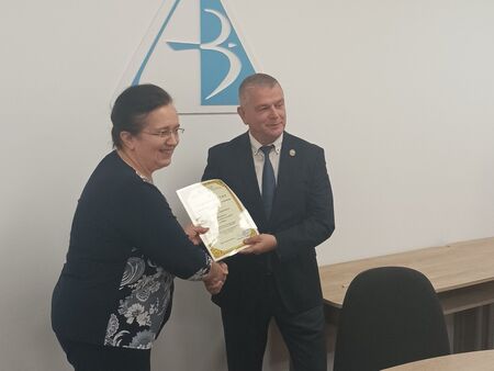 Проф. Христо Бозов получи свидетелство за институционална акредитация от председателя на НАОА
