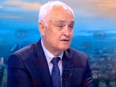 Два вертолета на армията гасят пожара във Воден