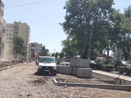 Кметът Васил Едрев изрина ръждясалите гаражи, за да превърне кв. Васил Априлов в рай за айтозлии