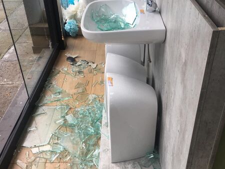 Ураганният вятър отнесе витрината на магазин на световни марки в Бургас