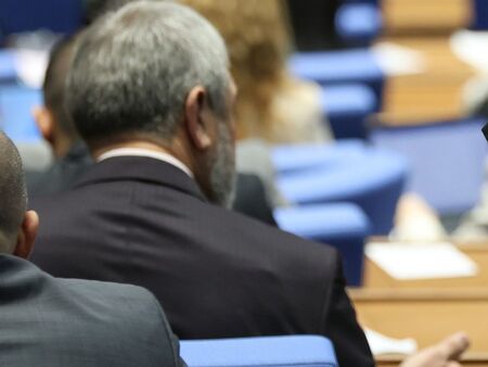 Парламентът актуализира на първо четене държавния бюджет, отпускат повече пари за общинските проекти