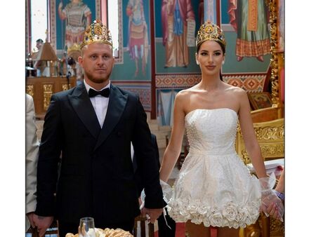 Съпругата на този бизнесмен смени две рокли на сватбата си