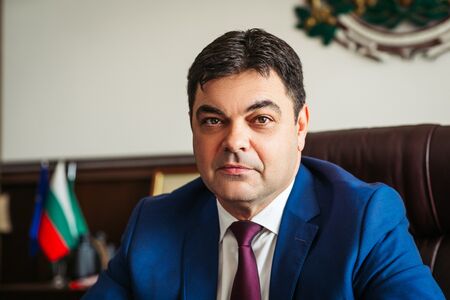 Мъж заплаши кмет с убийство, насочи арбалет срещу полицаи и се барикадира