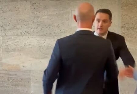 Не парламент, а дъно! Депутати се обиждат на "п*дал", скачат на бой