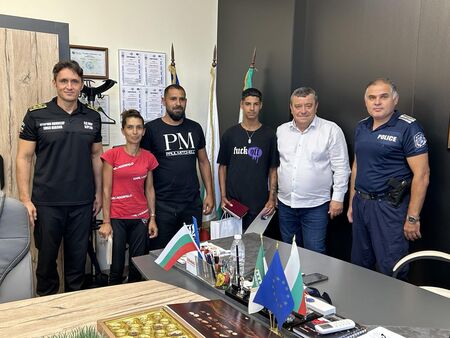 Той намери скъп телефон и го предаде на полицията Кметът