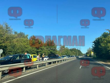 Извършват се ремонтни дейности на пътното платно Голямо задръстване се