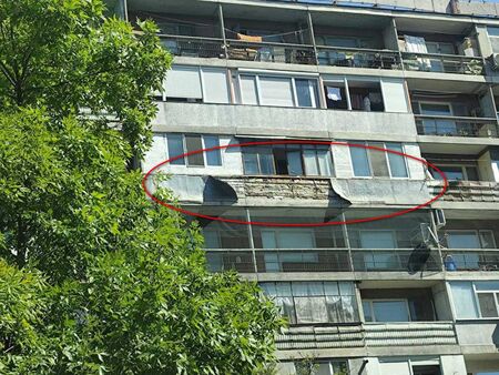 Сигнал до Флагман! Опасни ламарини може да обезглавят човек зад бл. 20 в ж. к. "Славейков"