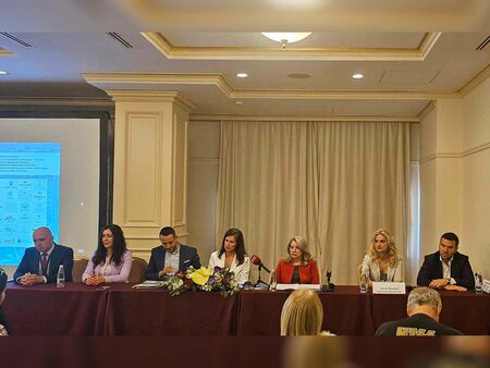 За събитието в морския град пристигнаха Николина Ангелкова Илин Димитров