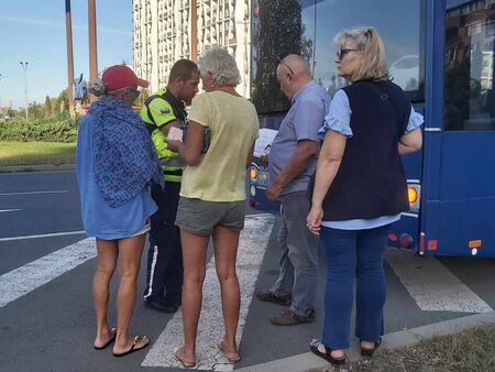 Две украински лелки натресоха Хондата си в автобус на кръговото до "Метро"