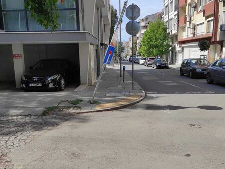 Може ли така всеки човек да си мести знаците където