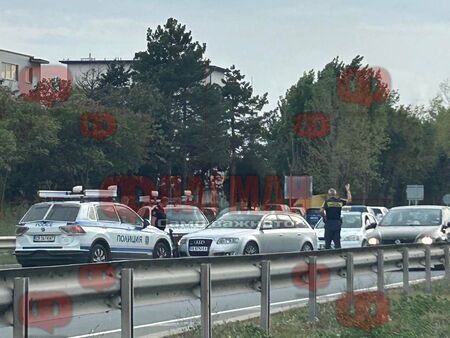 Извънредно! Зрелищна гонка, полицаи хванаха Ауди и Опел на бул. „Тодор Александров“ в Бургас (СНИМКИ)