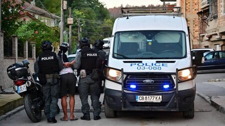 Има задържани В няколко области в страната в ход е