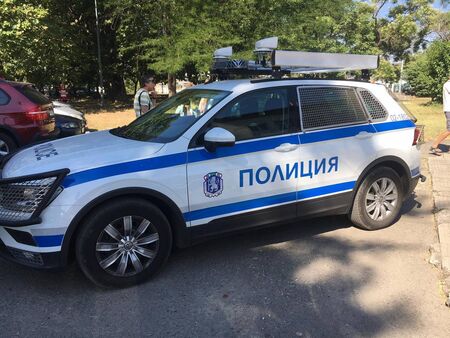 Момиче се скара с приятеля си и скочи от колата му в движение, потроши се