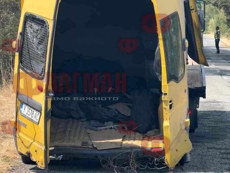 Задържаха мигранти, укрити под седалките на микробус