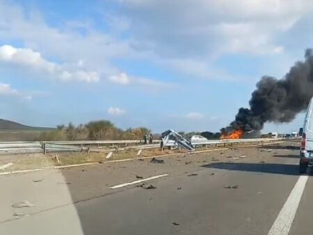 Към мястото пътуват екипи на пожарната и линейки Автомобил е