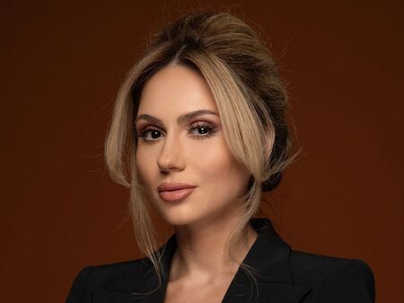 Тази красавица е важна държавна шефка и е бясна на мобилен оператор