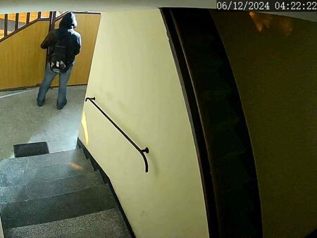 Познавате ли този мъж? Тихо изнася буркани, ракия и метални вещи от избите в бургаския ж. к. „Лазур“