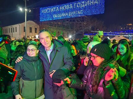 Кметът Димитър Николов с емоционално обръщение към пълния площад "Тройката" навръх Нова година