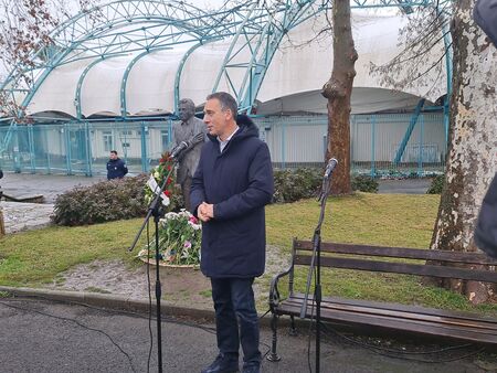 Венци и цветя бяха поднесени пред паметника му намиращ се