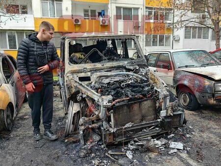 Тази нощ автомобилите са били паркирани до блок 14 А