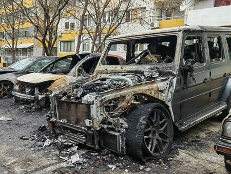 Подпалиха Мерцедес G класа в жк. "Славейков", още 3 коли са на пепел
