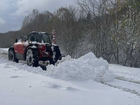 Снегопочистващата техника е на терен но заради обилните снегонавявания движението