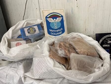 Шофьор скри 50 кг кокаин и синтетичен канабиноид за 4,6 млн. лв. в микробус, но...
