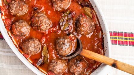 По тази рецепта кюфтета в сос стават безумно вкусни