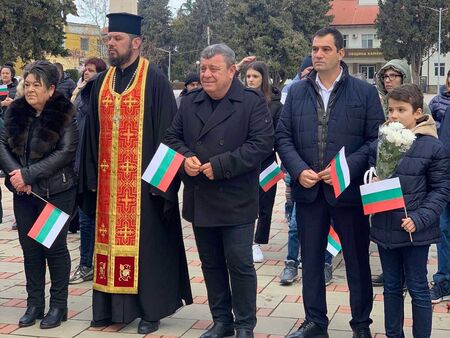 С рецитал, слова и поднасяне на венци Камено отбеляза Трети март