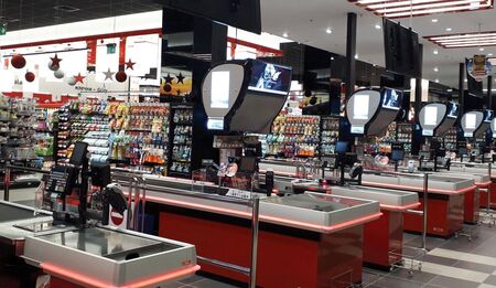 Български хипермаркет отваря врати извън София