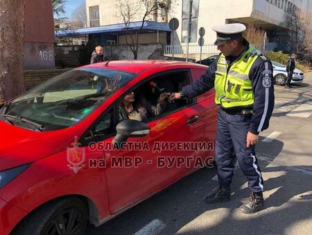 Служителите на реда радват нежната половина от шофьорите в Бургас