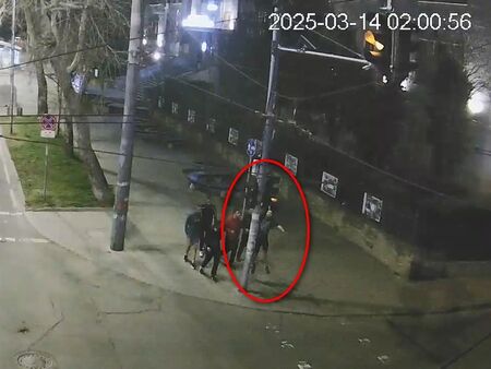Само в Бургас! Мъж открадна... светофар (ВИДЕО)