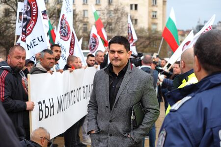 Снимка на деня: Радостин Василев и феновете му протестират пред парламента