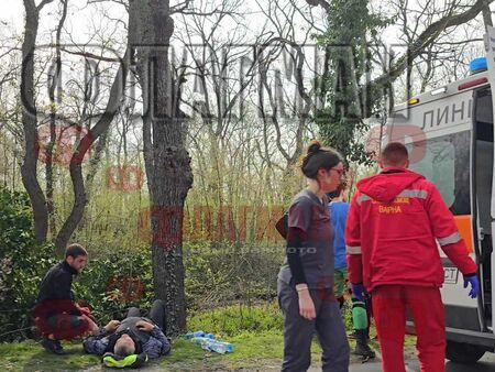 Извънредно: Микробус изхвърча в крайпътно дере, има пострадал (СНИМКИ)