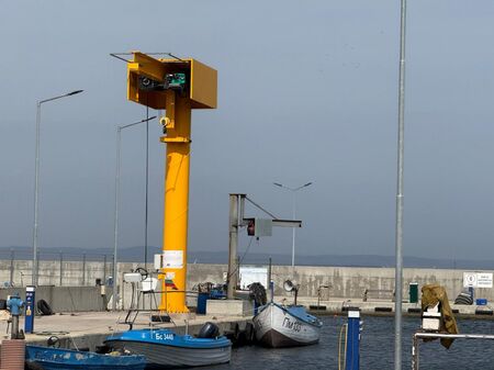 Оборудваха лодкостоянката в „Крайморие“ със специализиран кран