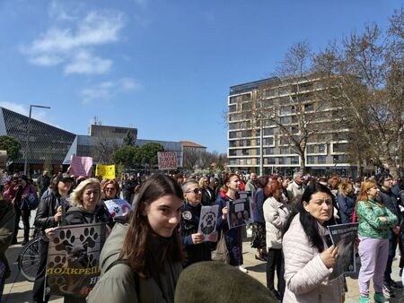 Стотици на протест в Бургас срещу насилието над животни, деца и жени