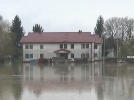 Огромно бедствие: Пътища са под вода в...
