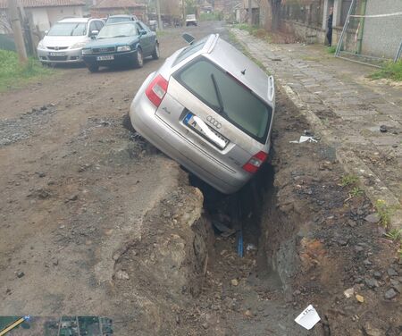Ужас в Средецко: Ауди падна в необезопасен изкоп