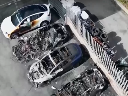 Подпалиха 17 автомобила в магазин на Tesla, Мъск с остър коментар