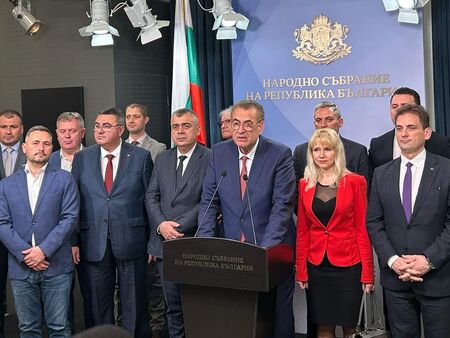 ДПС-ДПС на кръстопът: Ще оттегли ли Доган подкрепата си за правителството