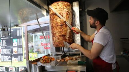 Германски град се опитва да е kebab-free, младите обаче се бунтуват