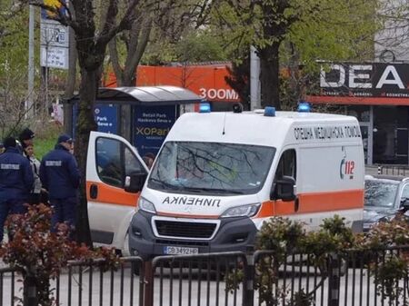 Възрастен мъж седна на една пейка и почина