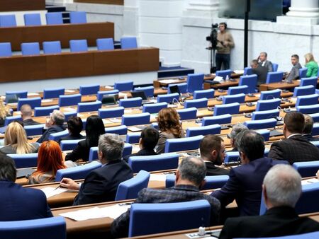 ПП-ДБ и ДПС-Ново начало напуснаха залата, няма да участват в гласуването на вота на недоверие