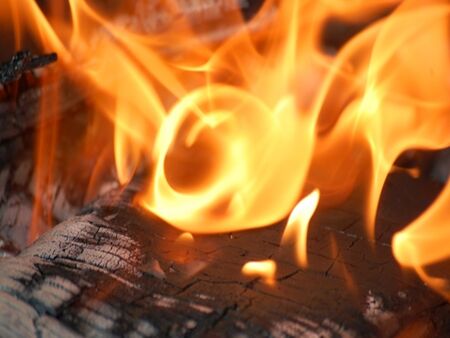 Пет коли се подпалиха тази нощ в бургаския комплекс Славейков
Единият