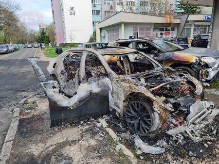 Извънредно! Огнен ад в бургаския ж.к. "Славейков", запалиха пет коли (СНИМКИ)